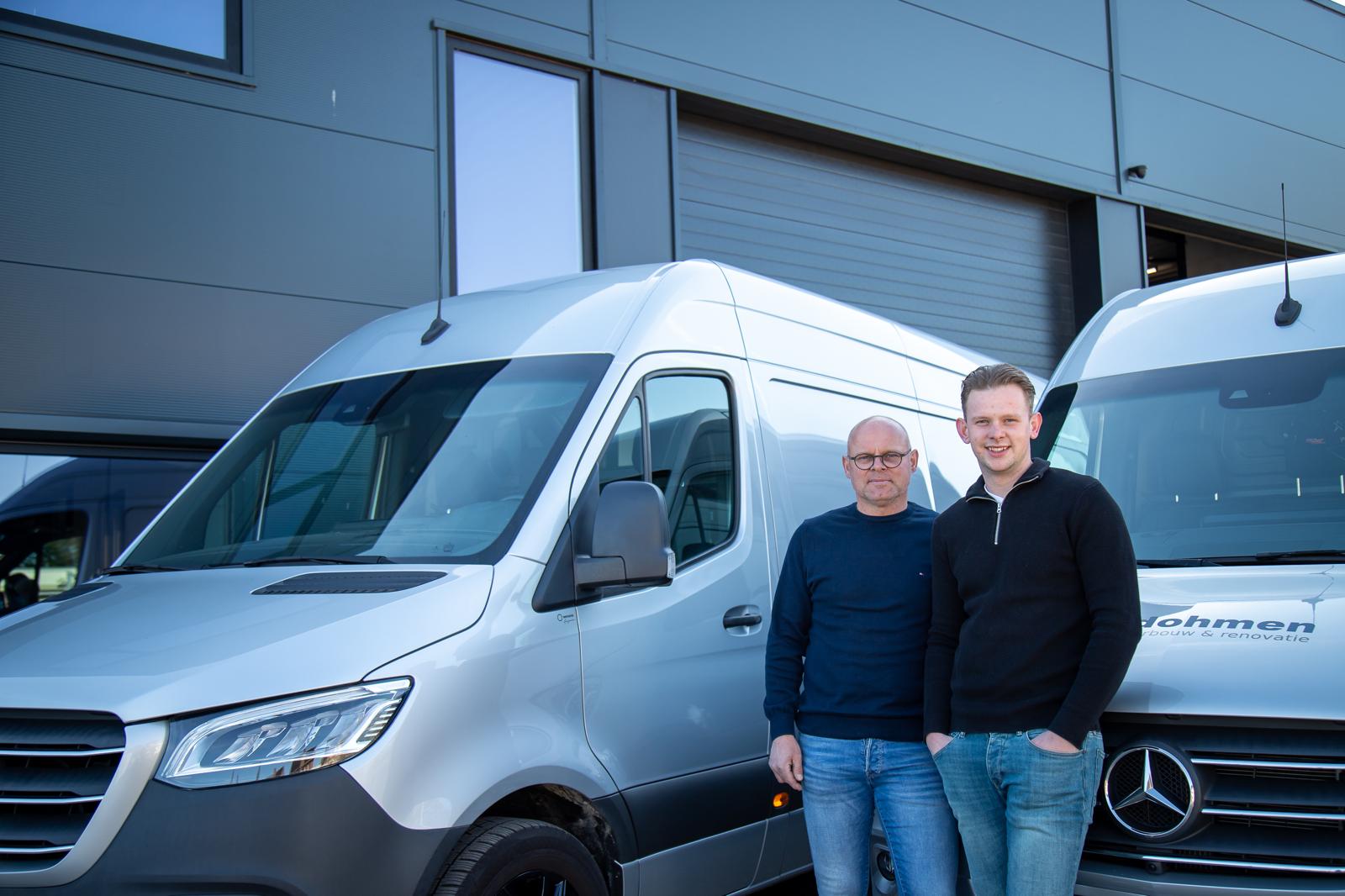Jos en Sjuul Dohmen voor de bedrijfsbussen